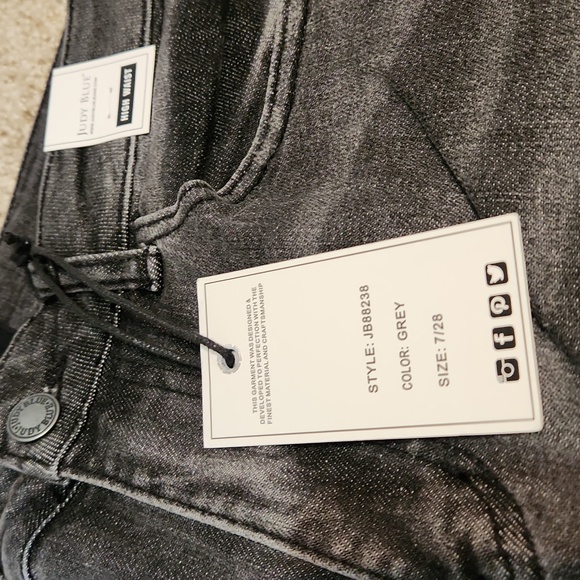 Judy Blue Capri's Size 7/28 - Picture 3 of 10